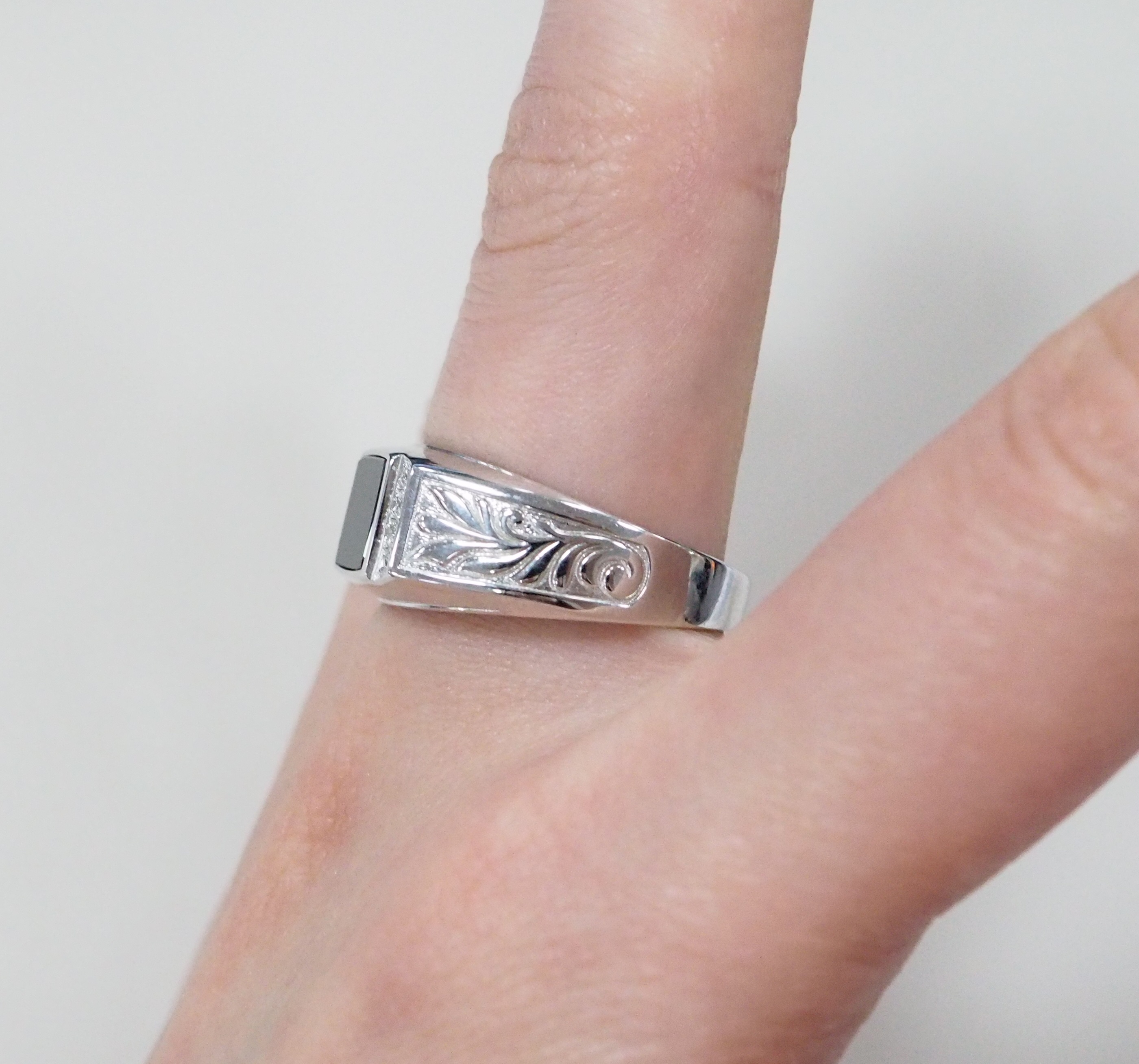 Серебряное кольцо 925 пробы; вставки 1 Фианит черн.; 8 Фианит бесцв.;